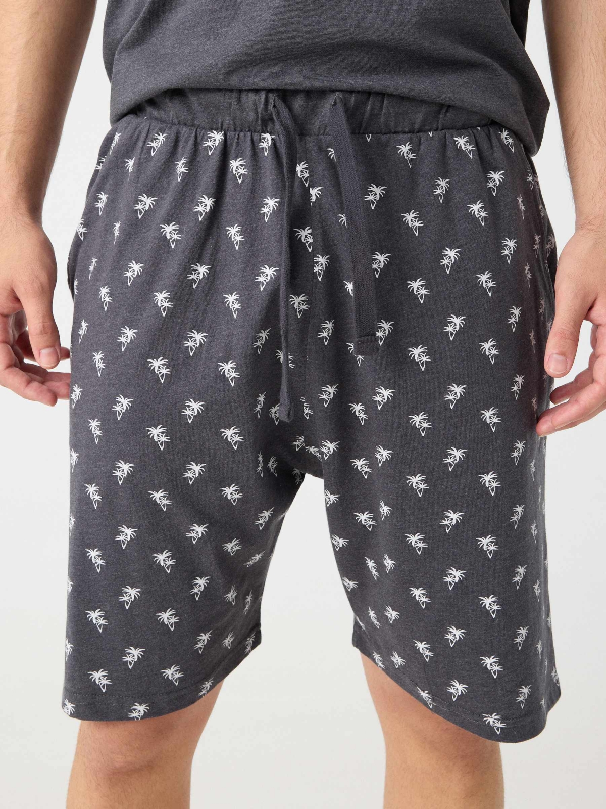 Pijama curto com estampa de palma cinza vista detalhe
