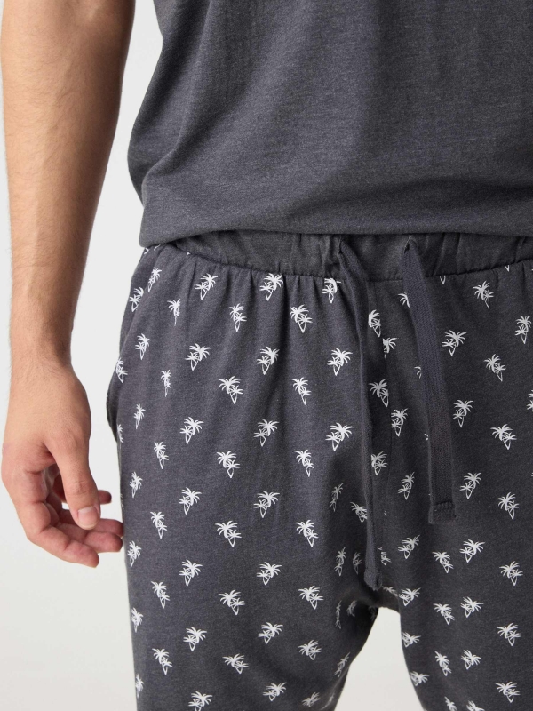 Pijama corto print palmeras plomo vista detalle