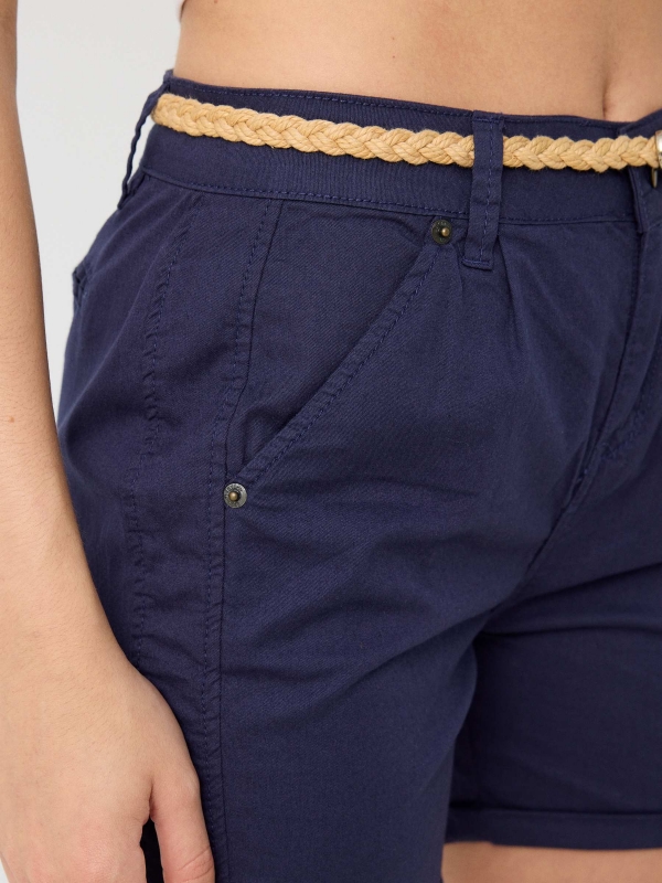 Shorts com cinto trançado azul vista detalhe