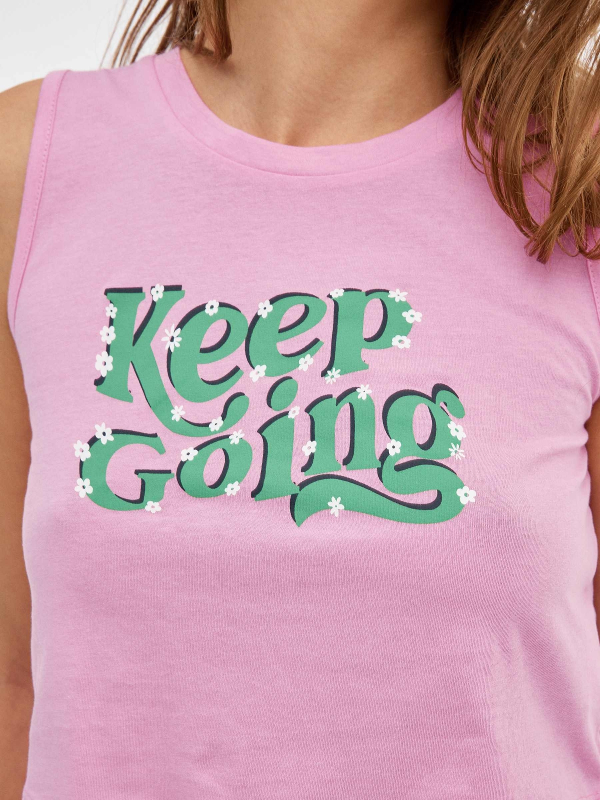 Camiseta crop Keep Going rosa chicle vista detalle