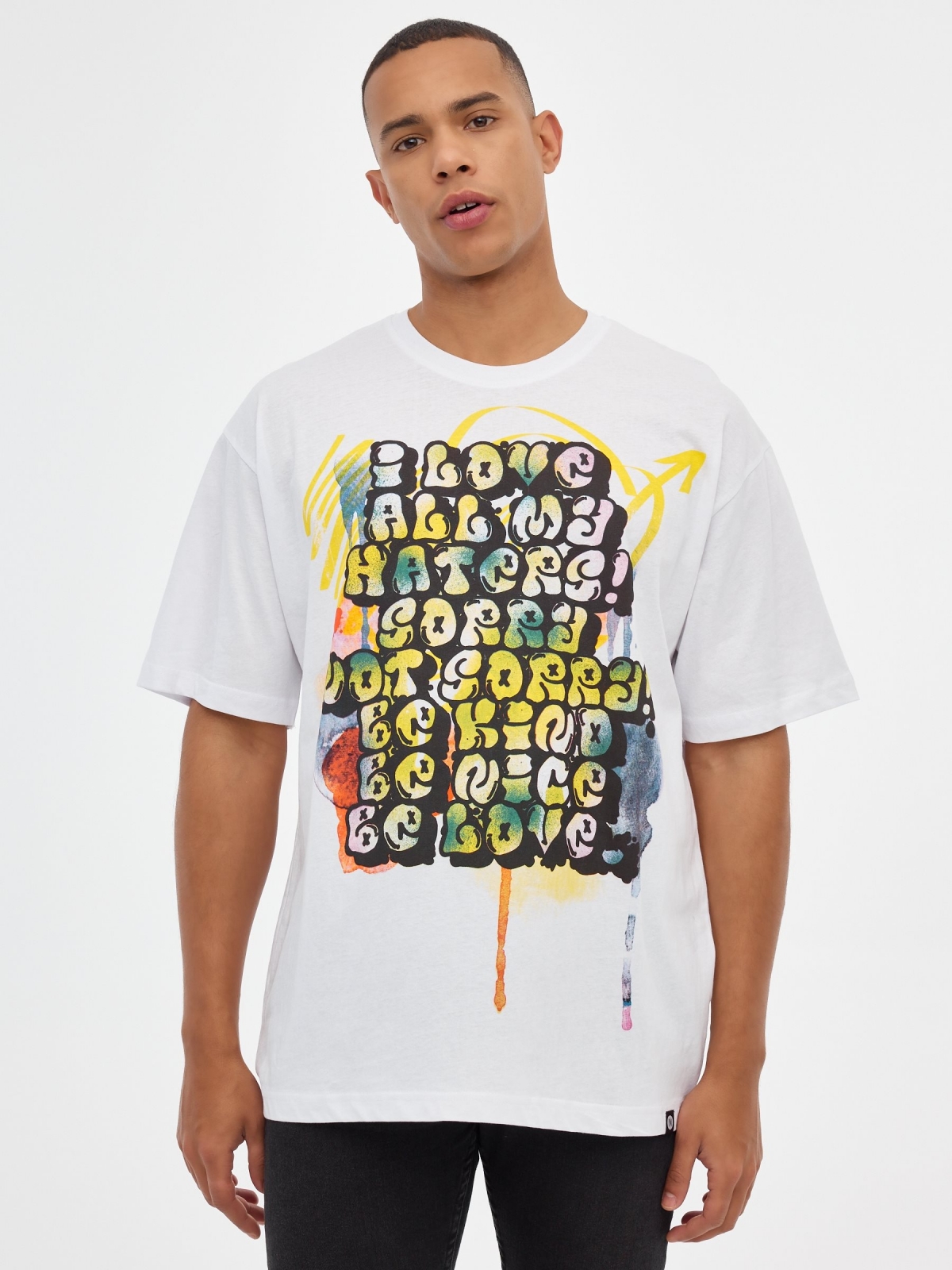 T-shirt com impressão de texto branco vista meia frontal