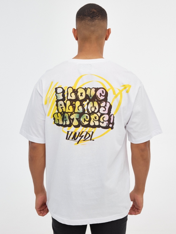 T-shirt com impressão de texto branco vista meia traseira