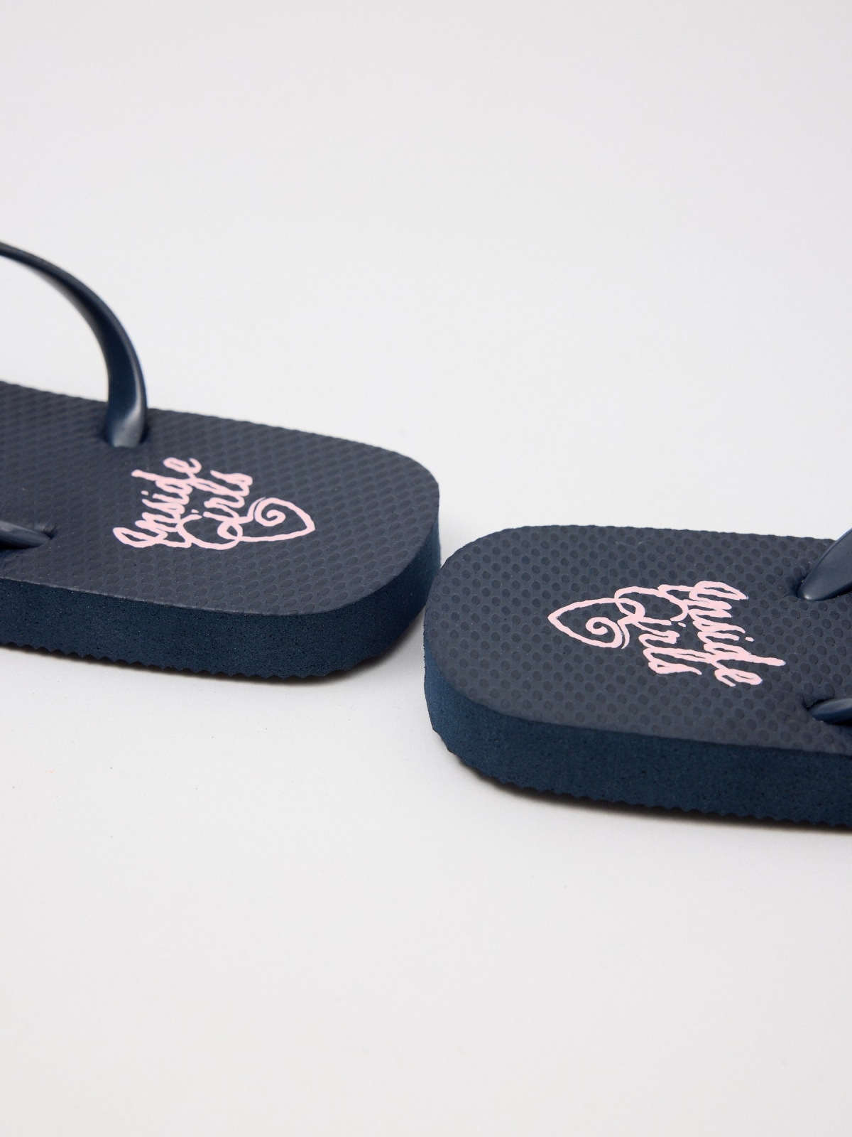Beach flip flops with shiny straps navy detail view