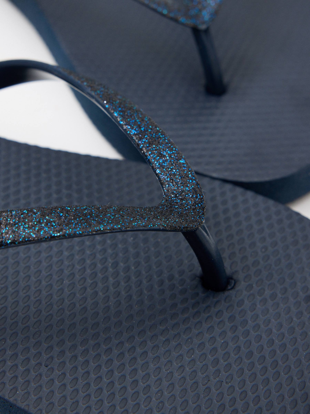 Beach flip flops with shiny straps navy detail view