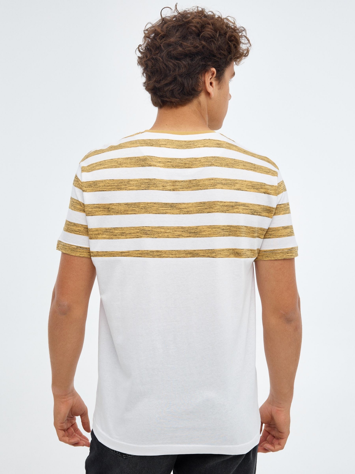 T-shirt às riscas com bolso amarelo vista meia traseira