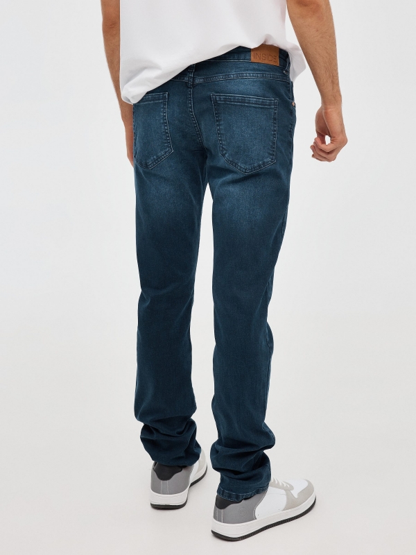 Jeans básicos azul vista media trasera