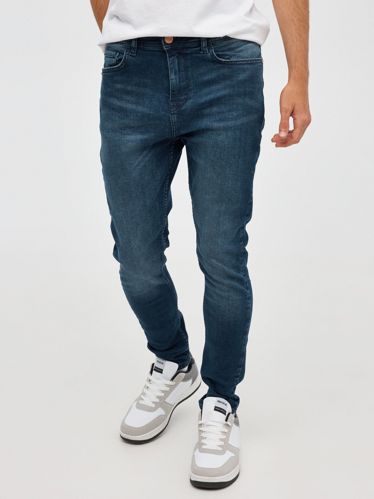 Basic carrot jeans blue middle front view
