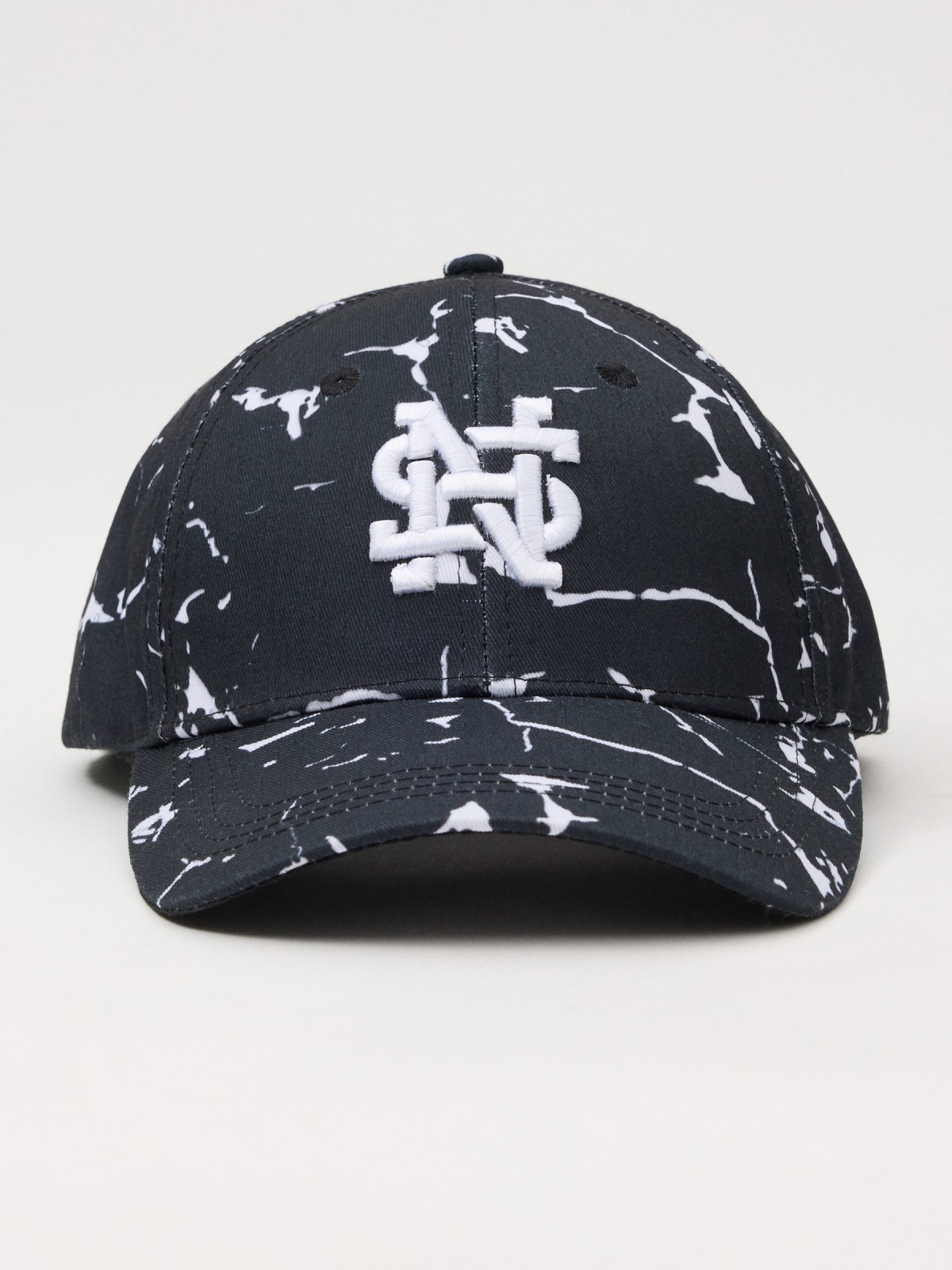 Print cap with embroidery black