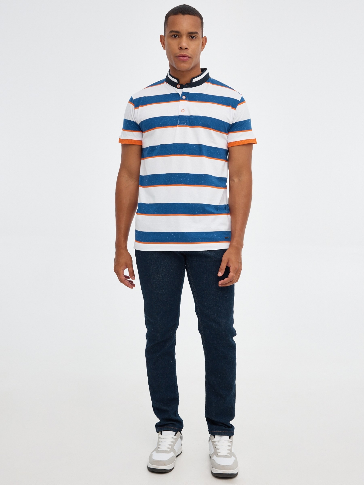 Polo mao with stripes and contrasts blue front view
