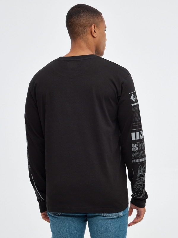 T-shirt com estampado Cyber nas mangas preto vista meia traseira