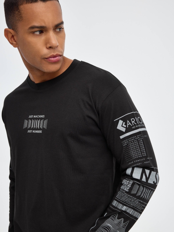 Camiseta cyber print en las mangas negro vista detalle