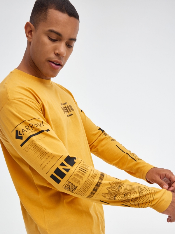 Cyber print T-shirt on sleeves ochre detail view