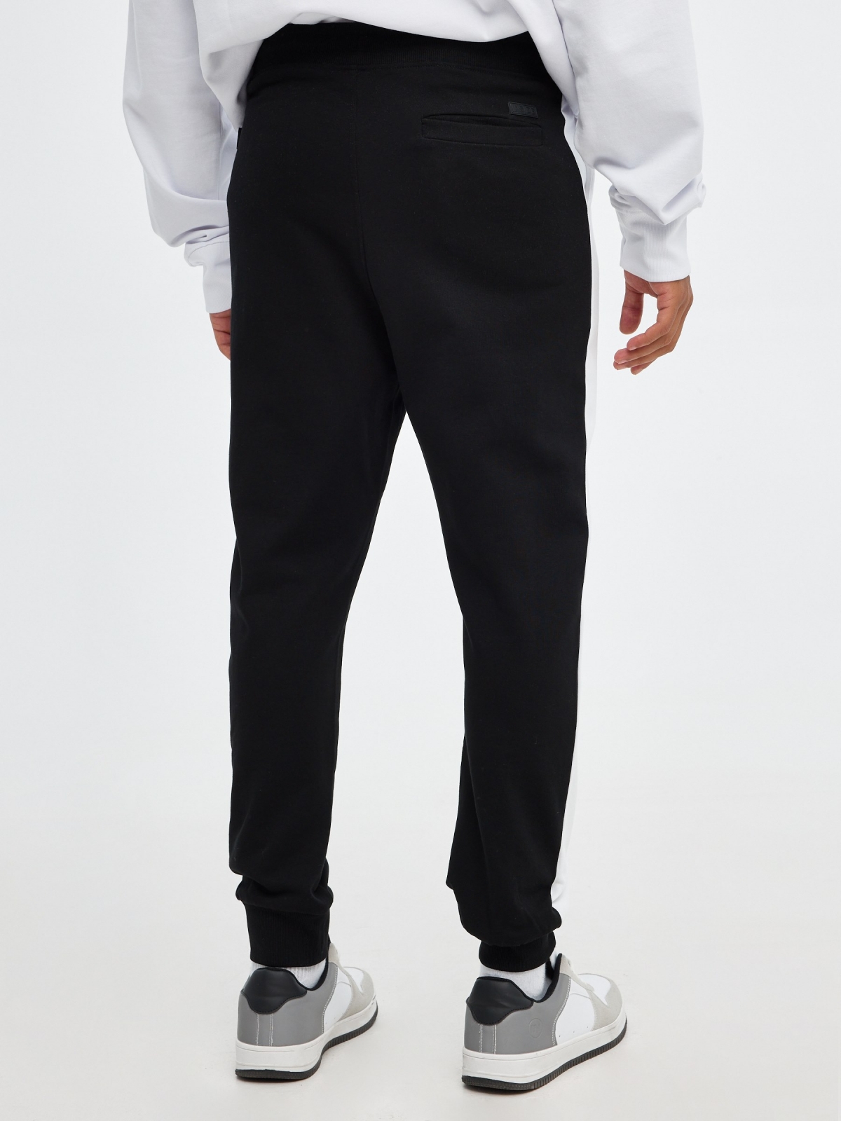 Pantalón jogger Redemption negro vista media trasera