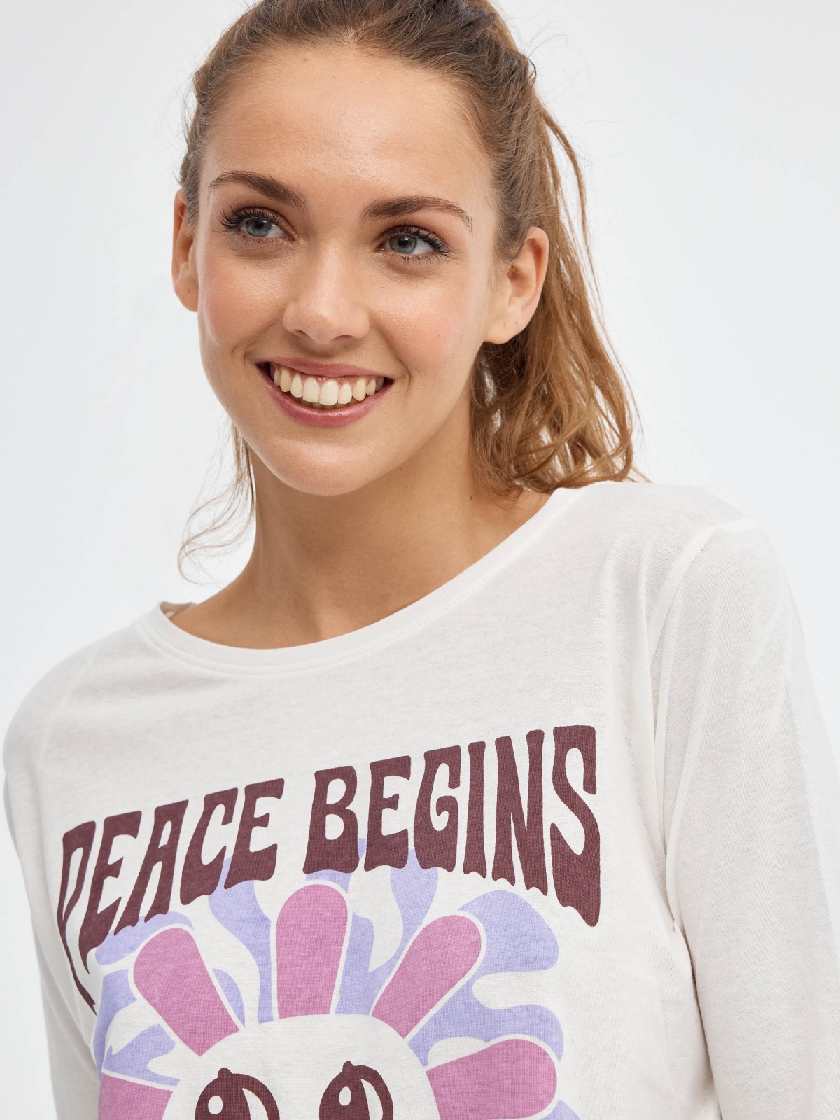 Camiseta Peace Begins blanco roto vista detalle