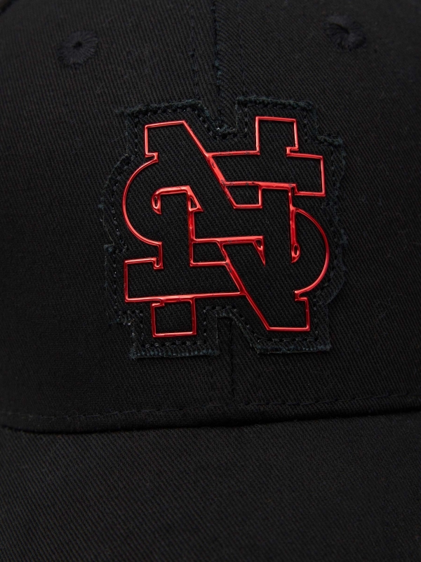 Gorra con logo de baseball negro vista detalle