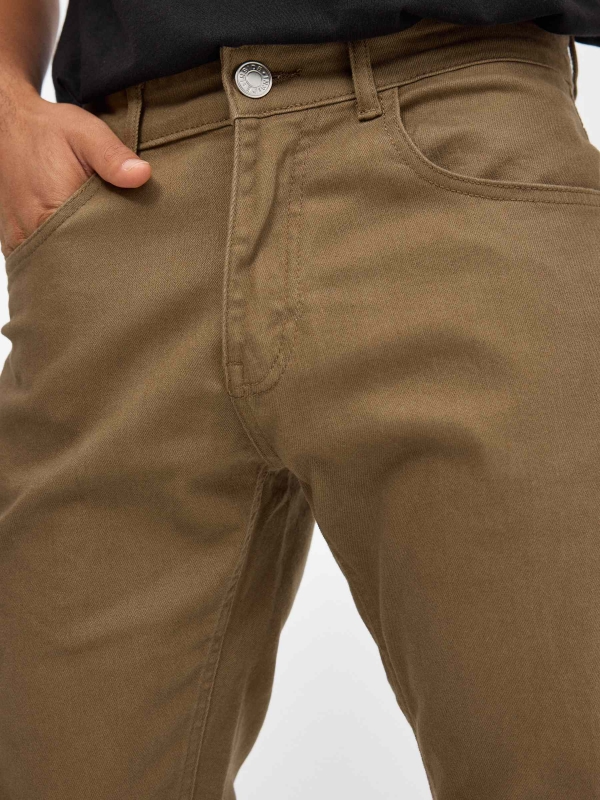 Coloured slim jeans brown detail view