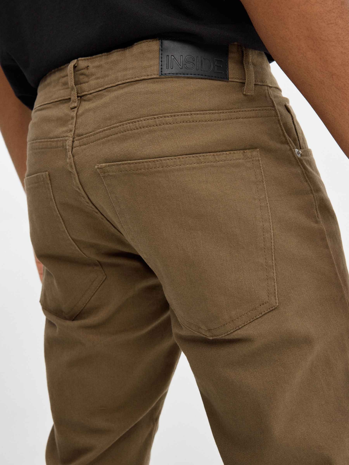 Jeans slim de colores marrón vista detalle