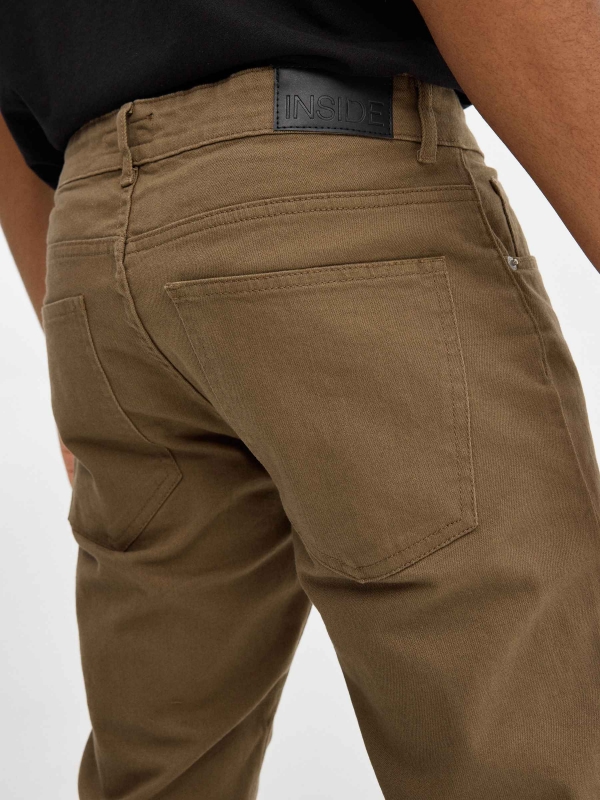 Coloured slim jeans brown detail view