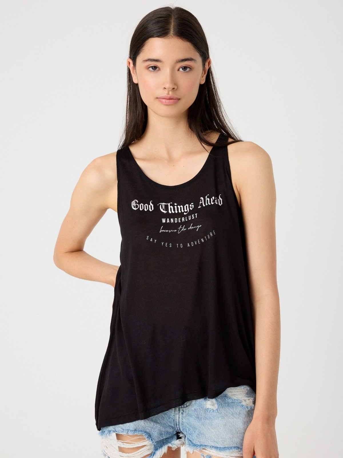 T-shirt estampada com costas cruzadas preto vista meia frontal