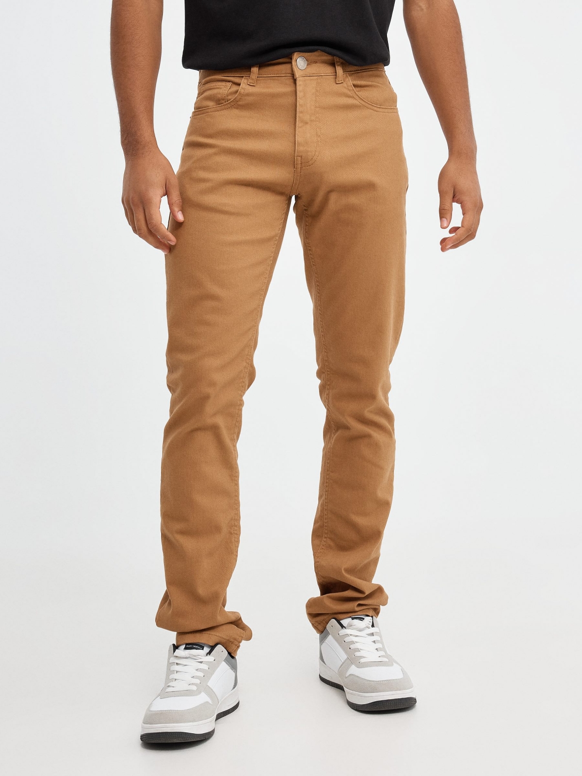 Jeans básicos de colores marrón vista media frontal