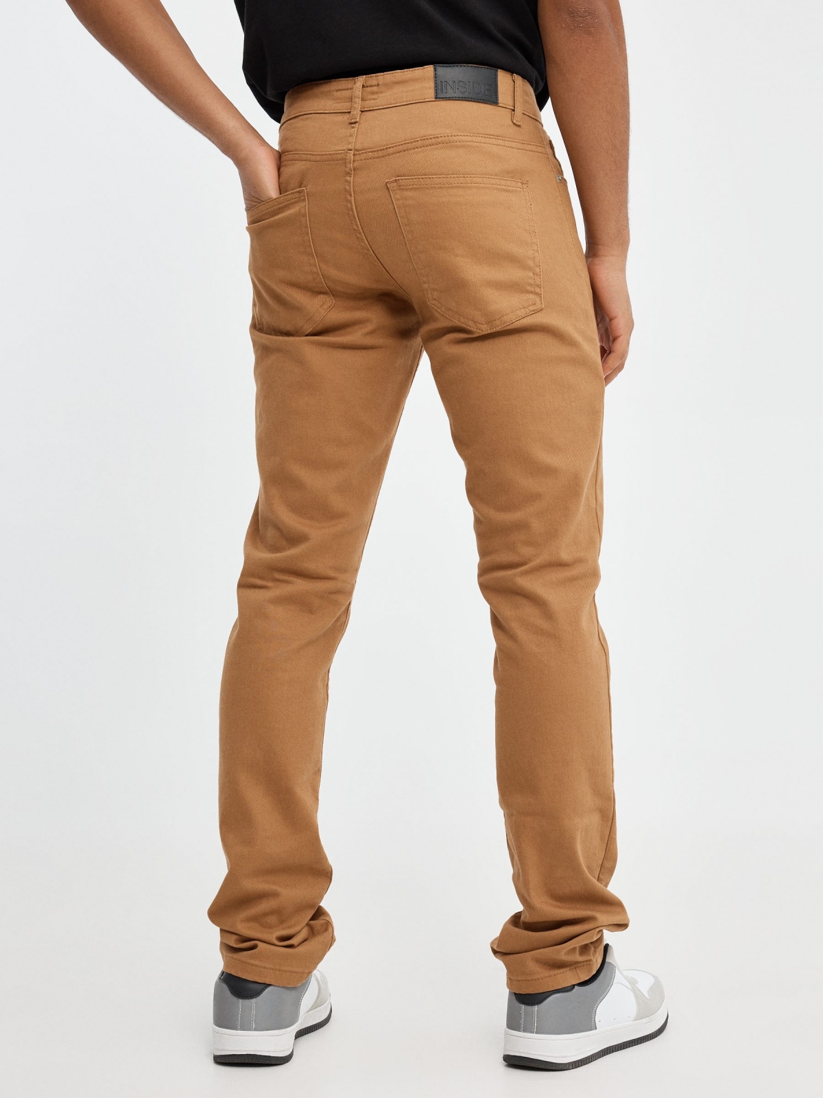 Jeans básicos de colores marrón vista media trasera