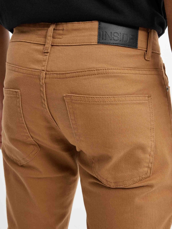Jeans básicos de colores marrón vista detalle