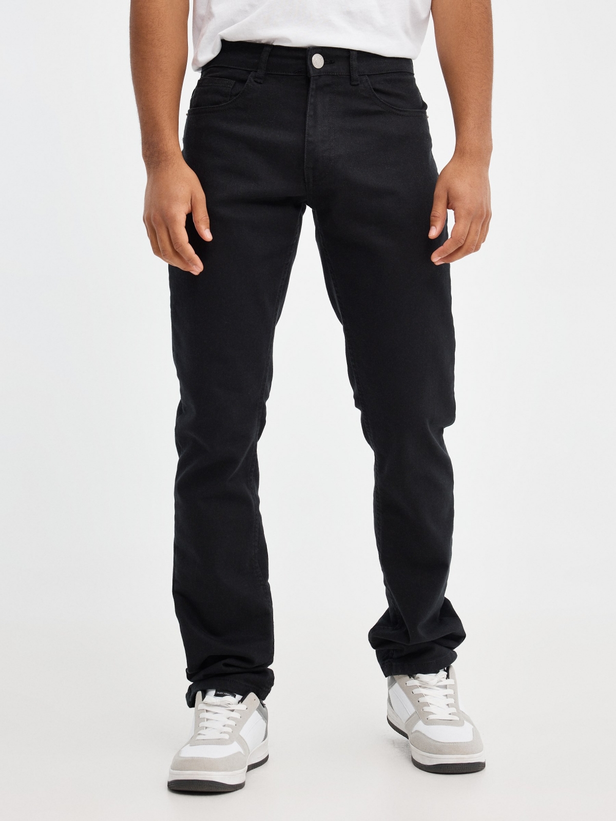 Jeans básicos de colores negro vista media frontal