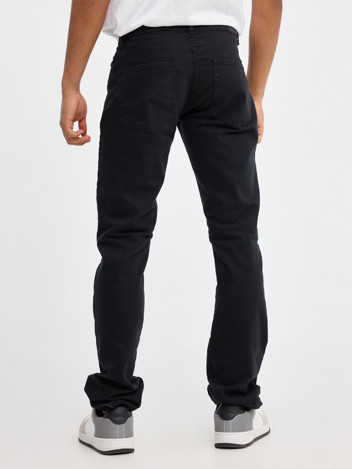 Jeans básicos de colores negro vista media trasera