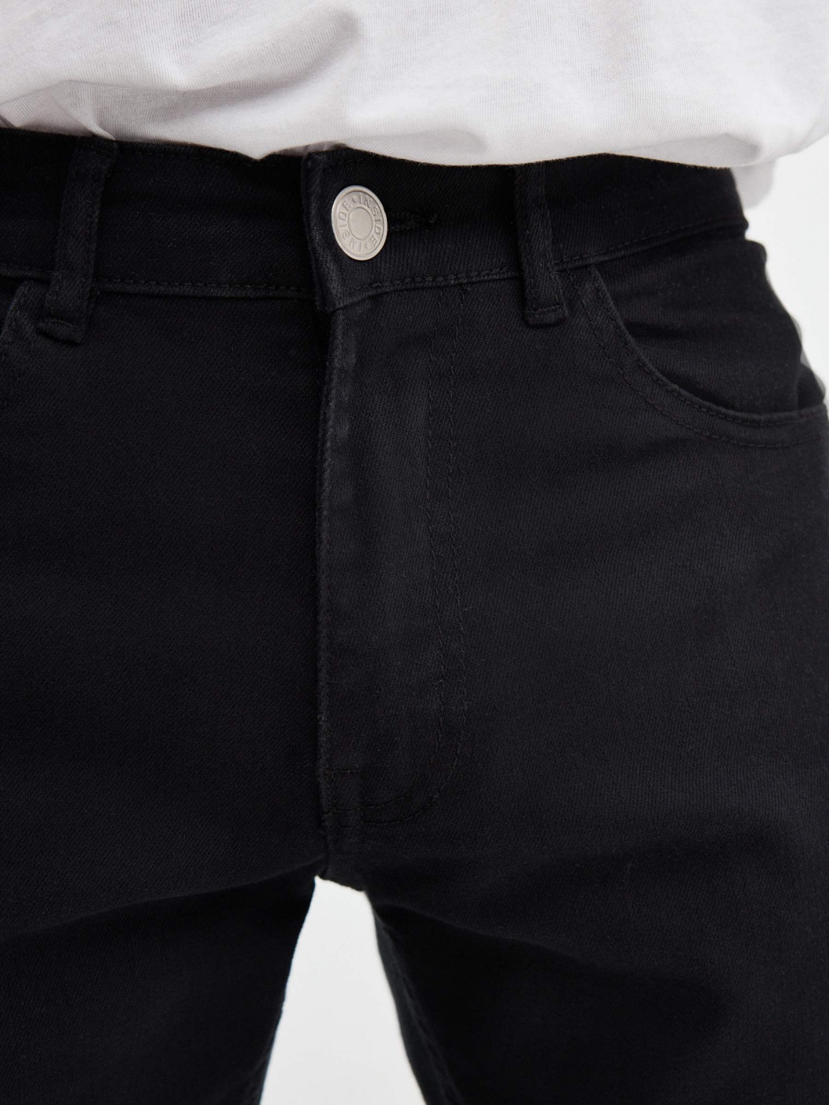 Jeans básicos de colores negro vista detalle
