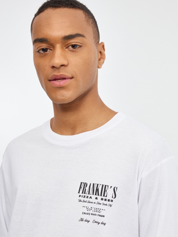 T-shirt do Frankie's branco vista detalhe