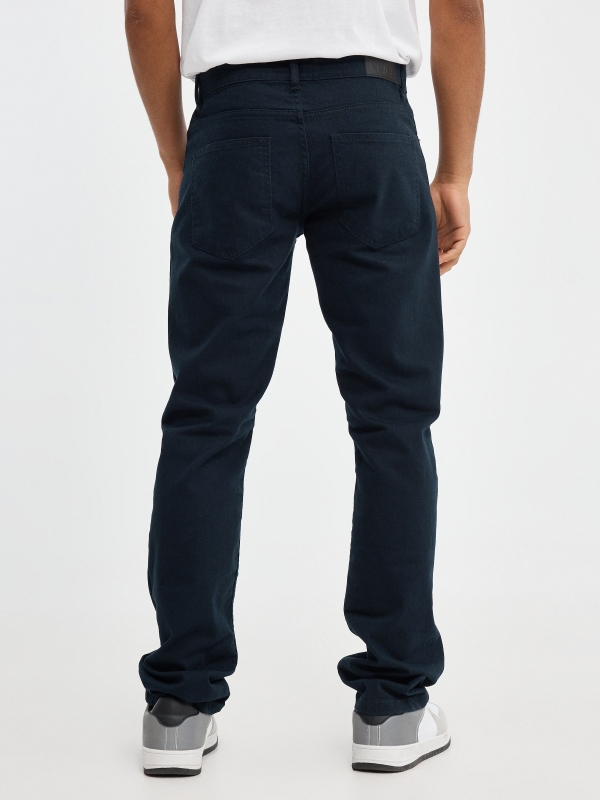 Jeans básicos de colores azul vista media trasera