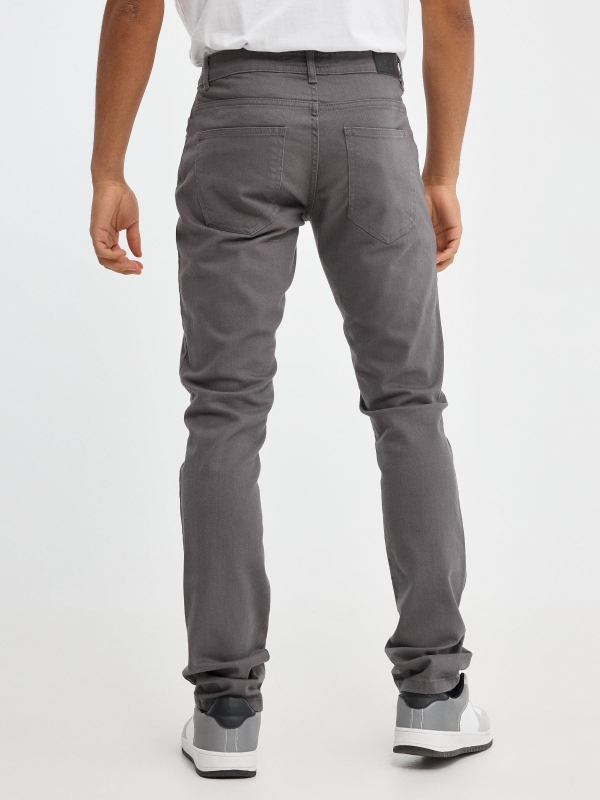 Jeans básicos de colores gris vista media trasera