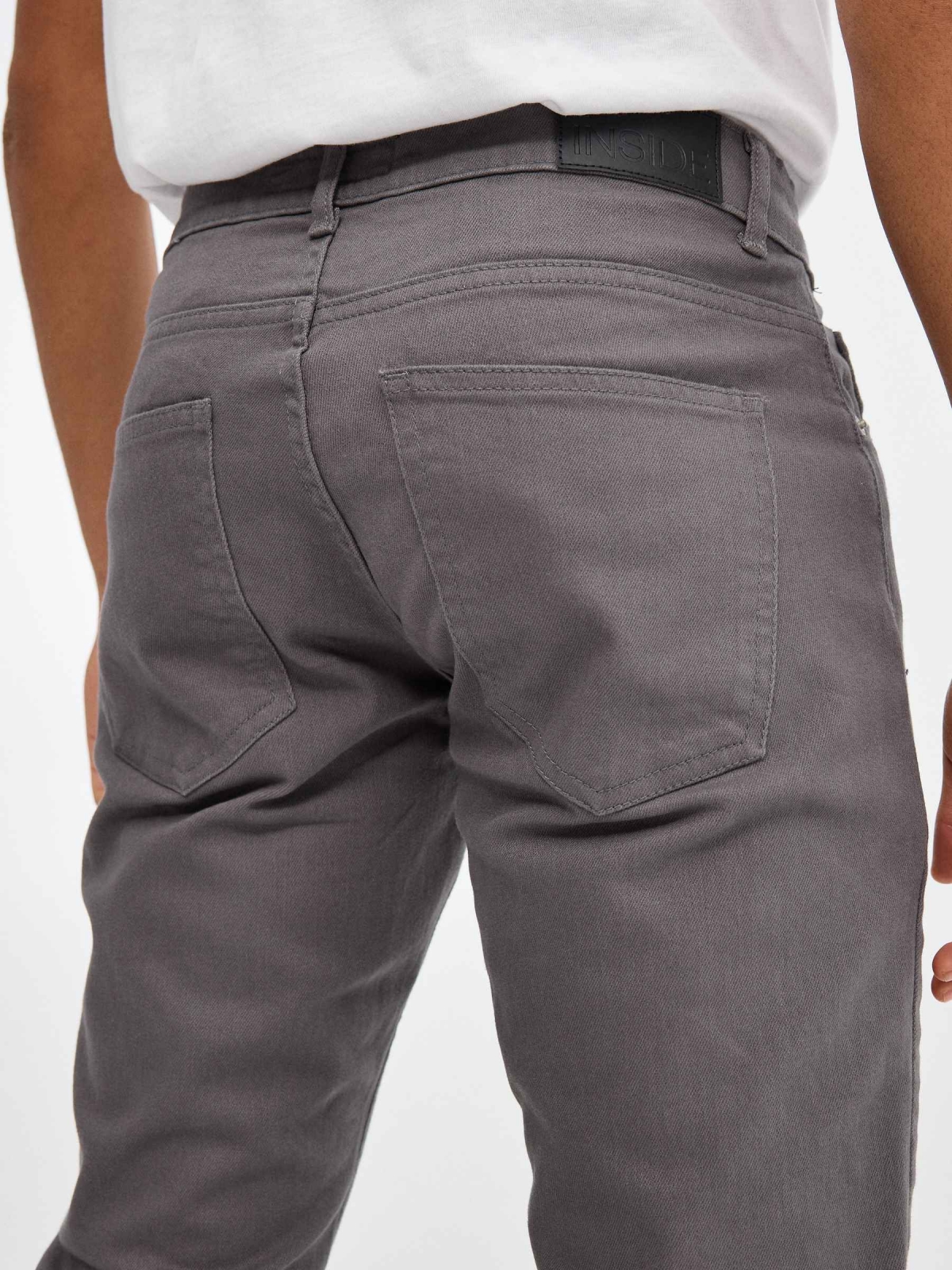 Jeans básicos de colores gris vista detalle