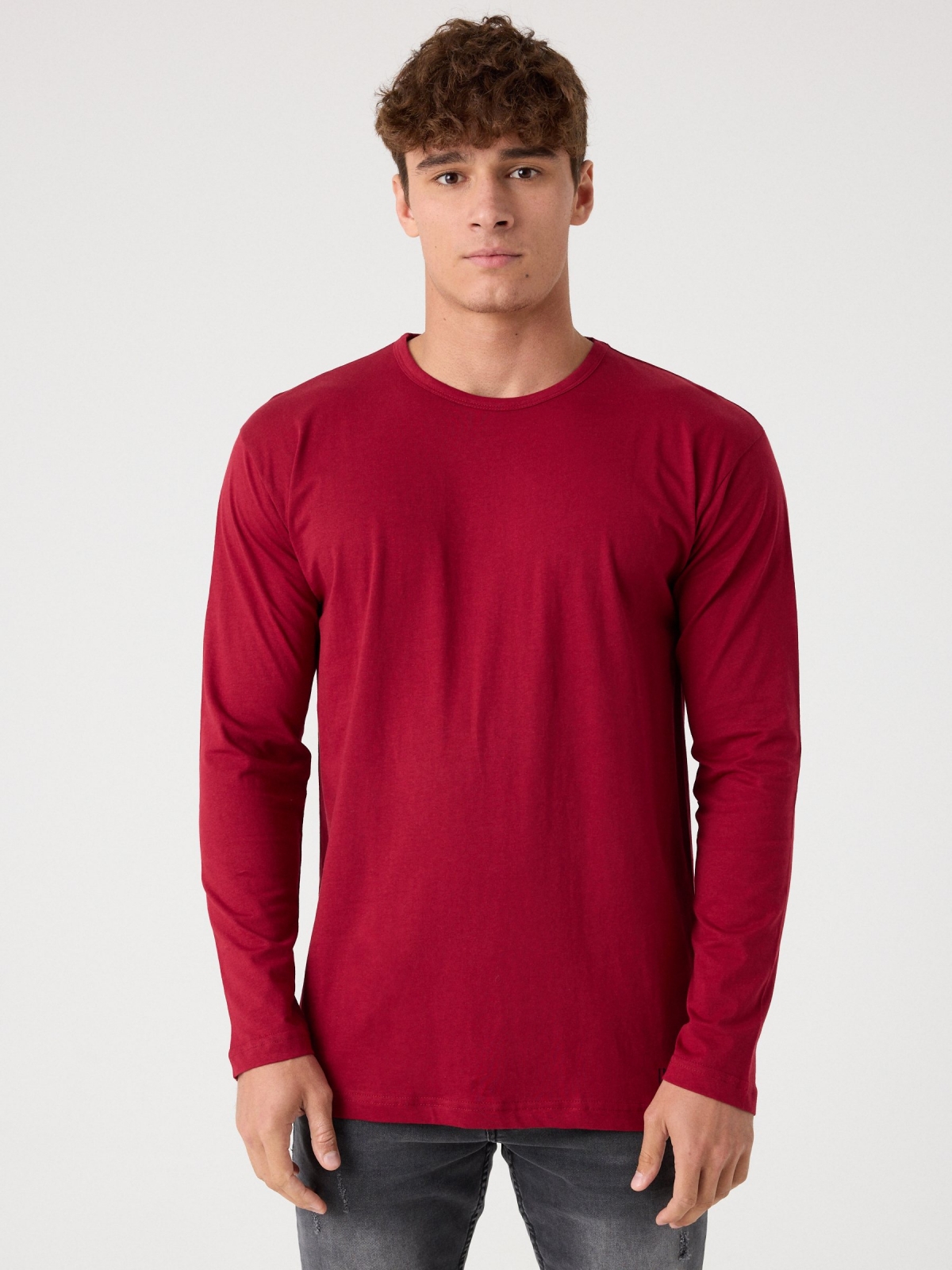 T-shirt básica com logótipo vermelho vista meia frontal
