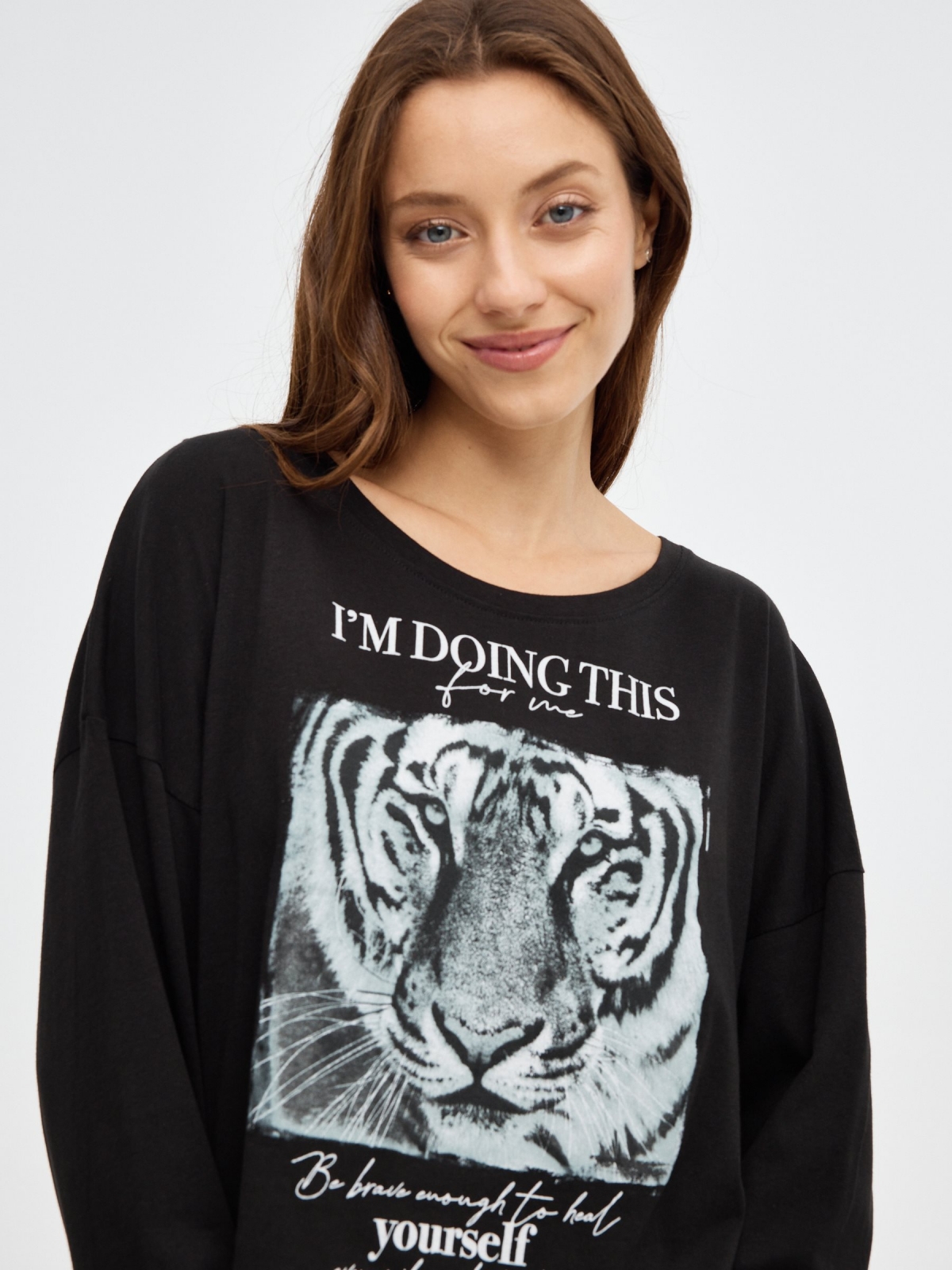 T-shirt com estampado de tigre preto vista detalhe