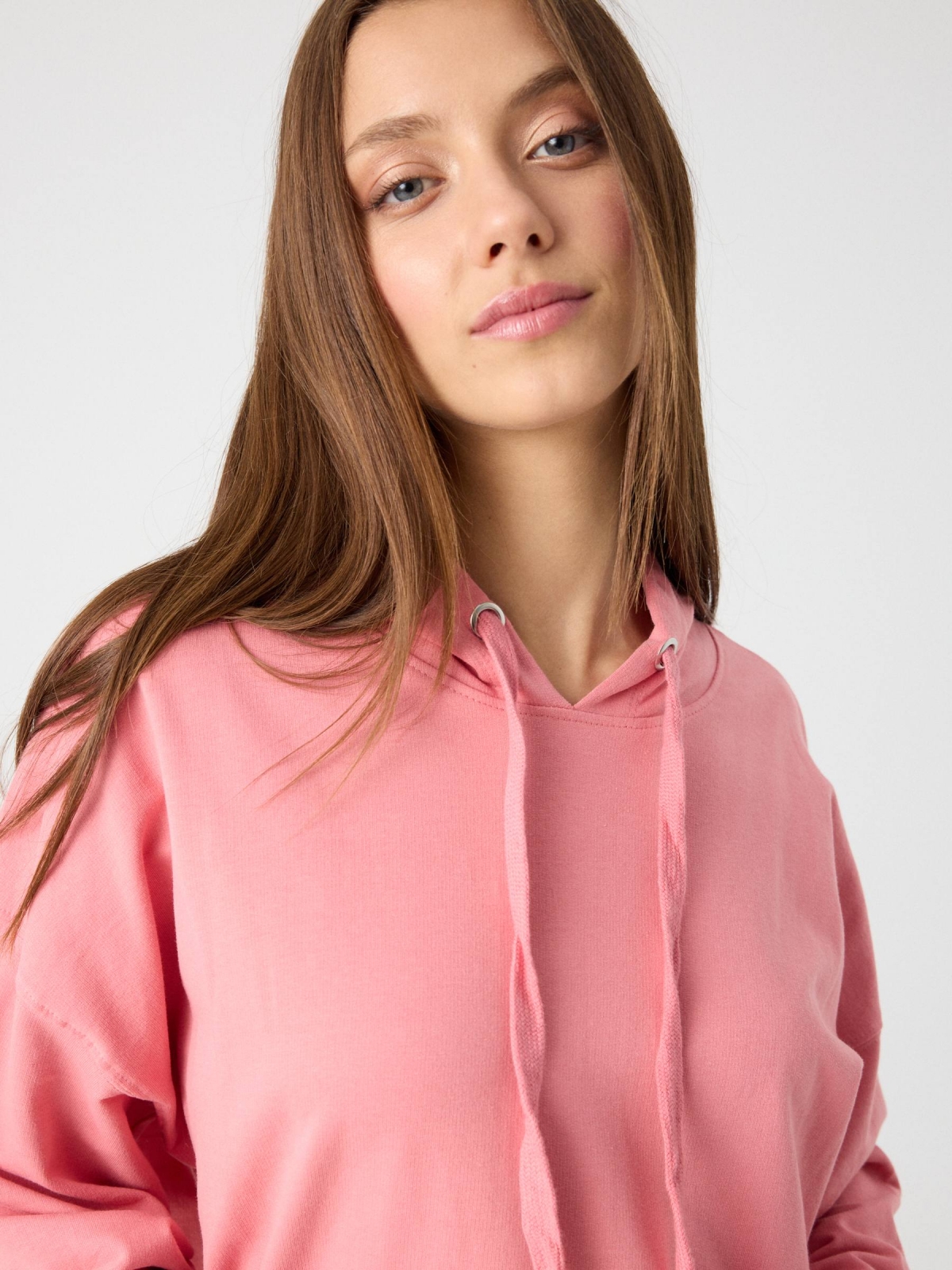 Sudadera básica capucha rosa claro primer plano