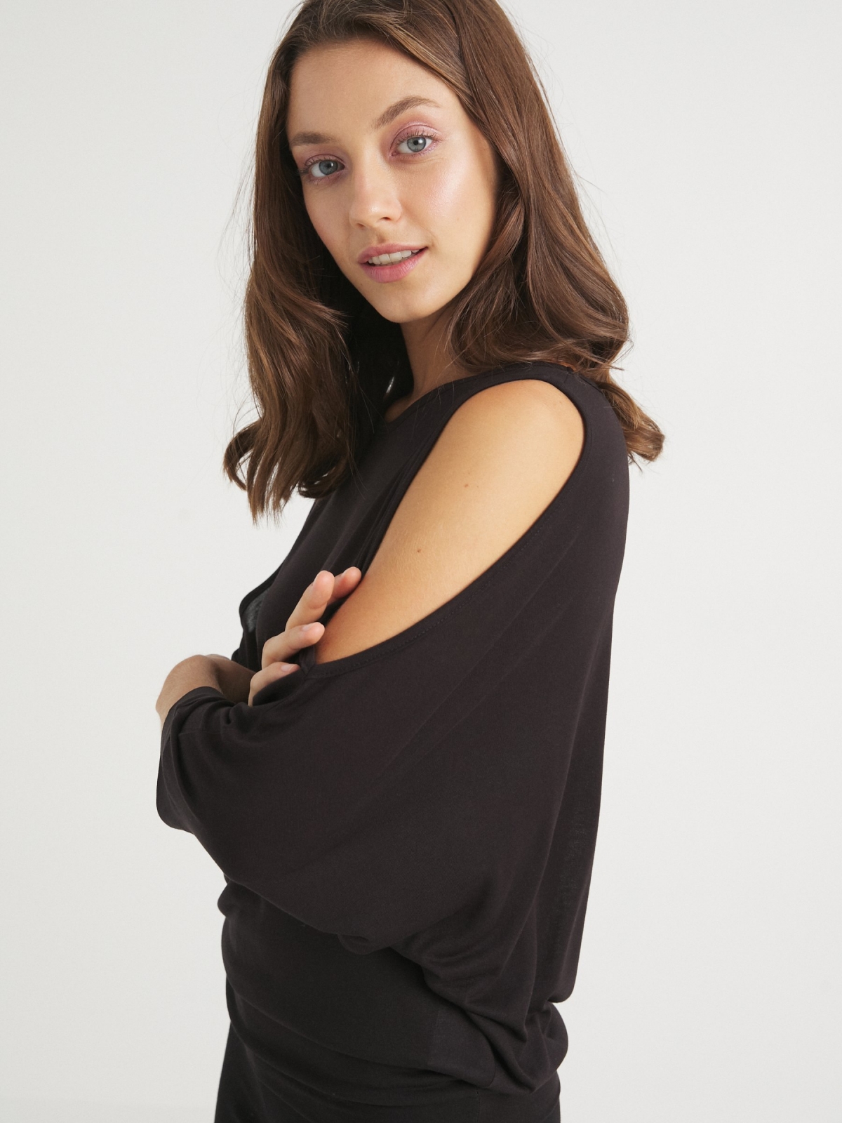 Fluid T-shirt with open sleeves black detail view