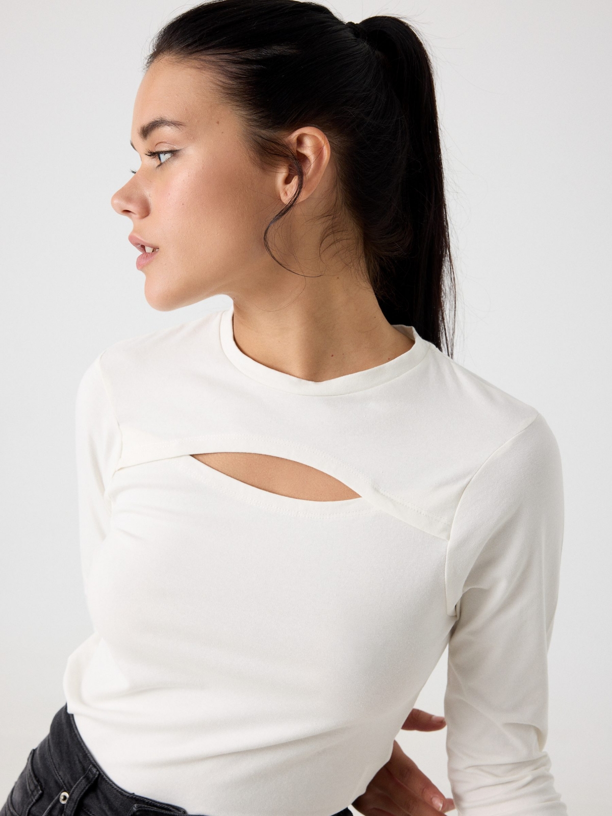 T-shirt slim com cut out off white vista detalhe