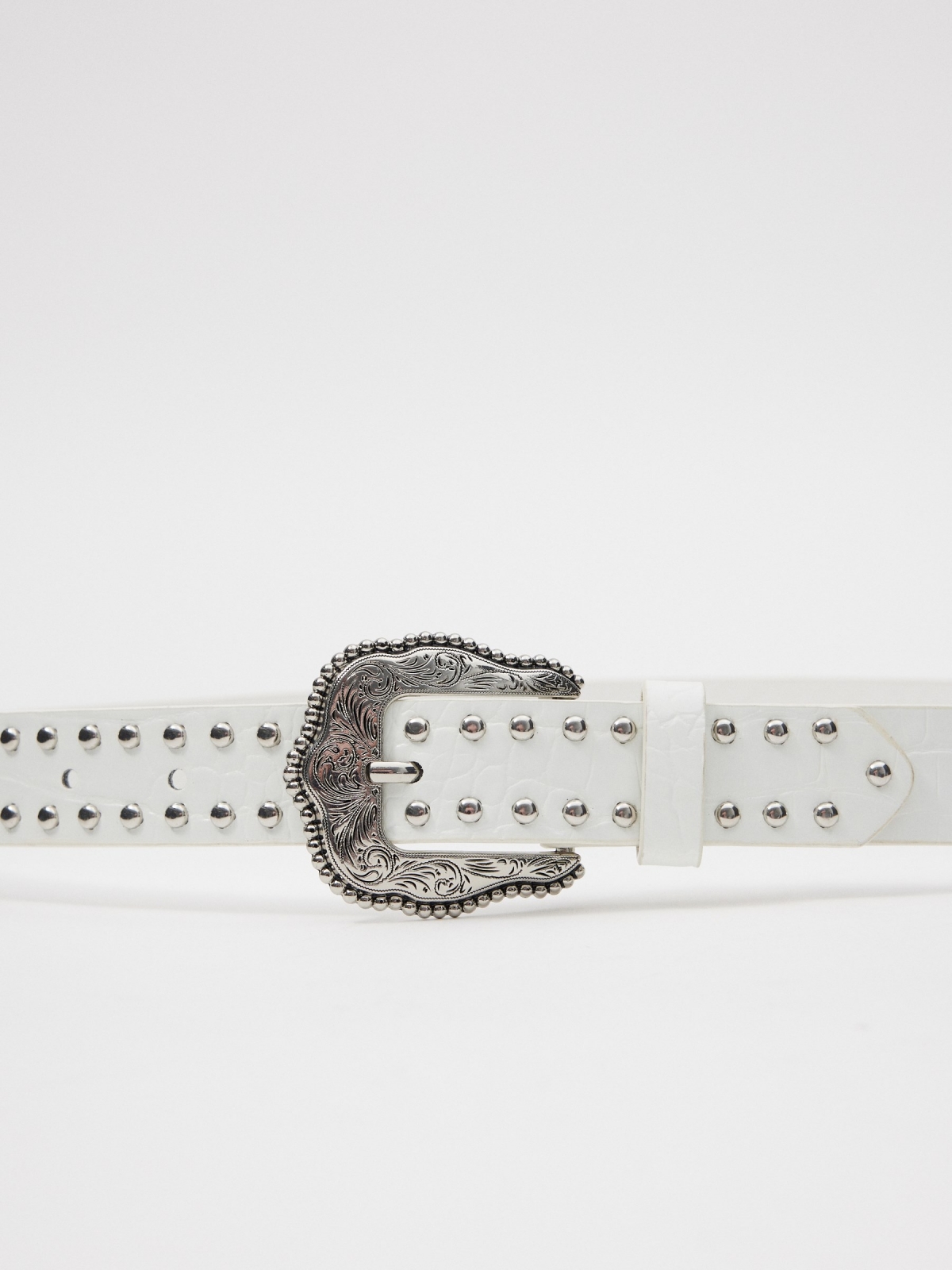 Cinturão branco com fivela e tachas branco vista detalhe