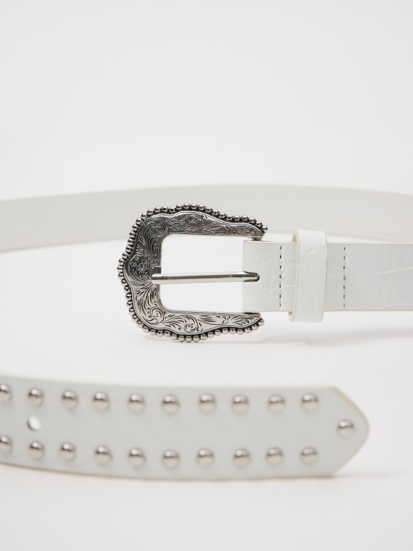 Cinturão branco com fivela e tachas branco vista detalhe