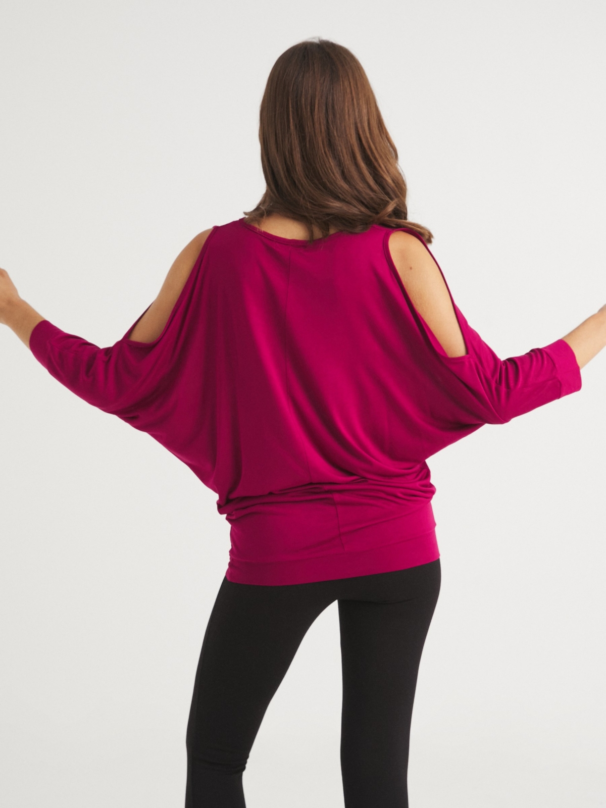 Fluid T-shirt with open sleeves garnet middle back view