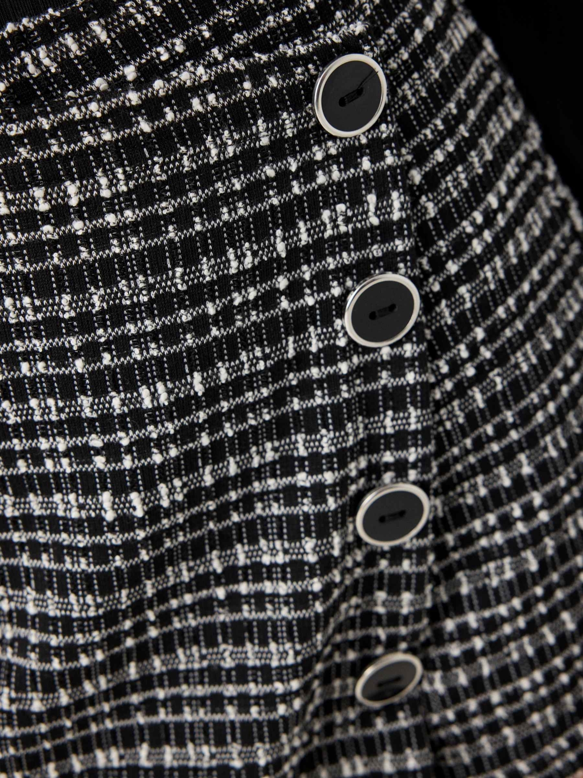 Calção jacquard com botões preto vista detalhe