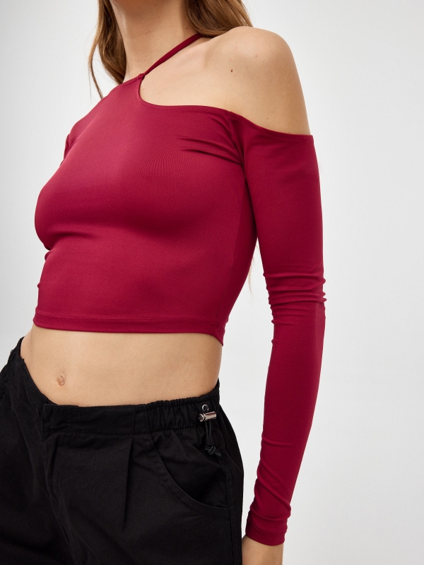 Crop cut out t-shirt garnet detail view