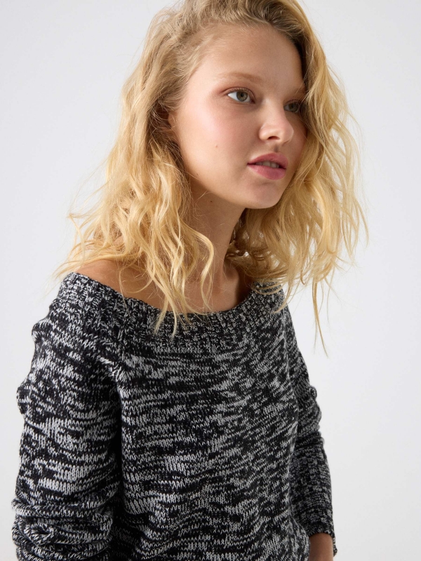 Suéter marmoreado preto primeiro plano