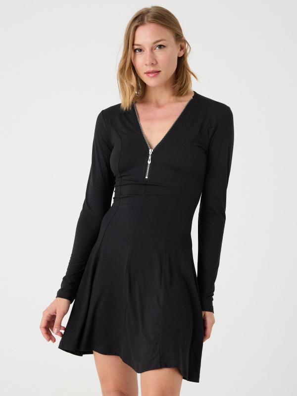 Mini vestido com decote com fecho de correr preto vista meia frontal