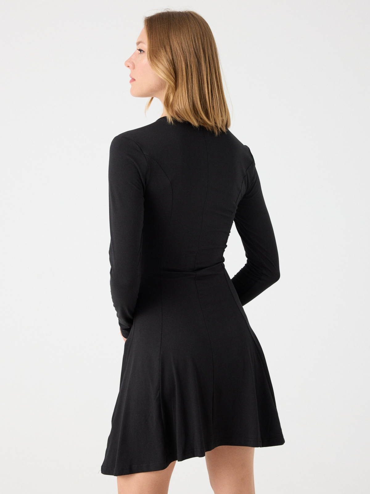 Mini vestido com decote com fecho de correr preto vista meia traseira
