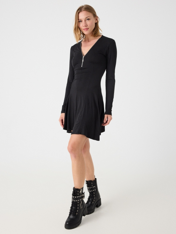 Mini vestido com decote com fecho de correr preto vista geral frontal