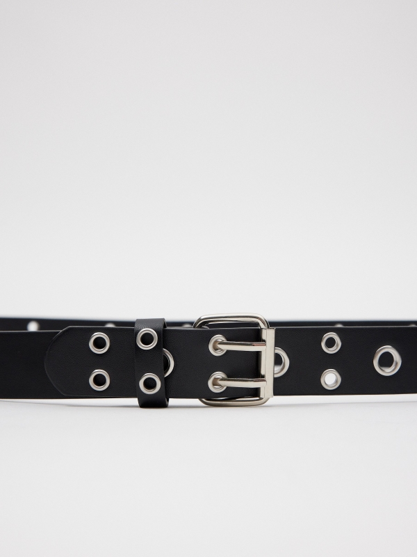 Cinturón de tachas y arandelas negro vista detalle