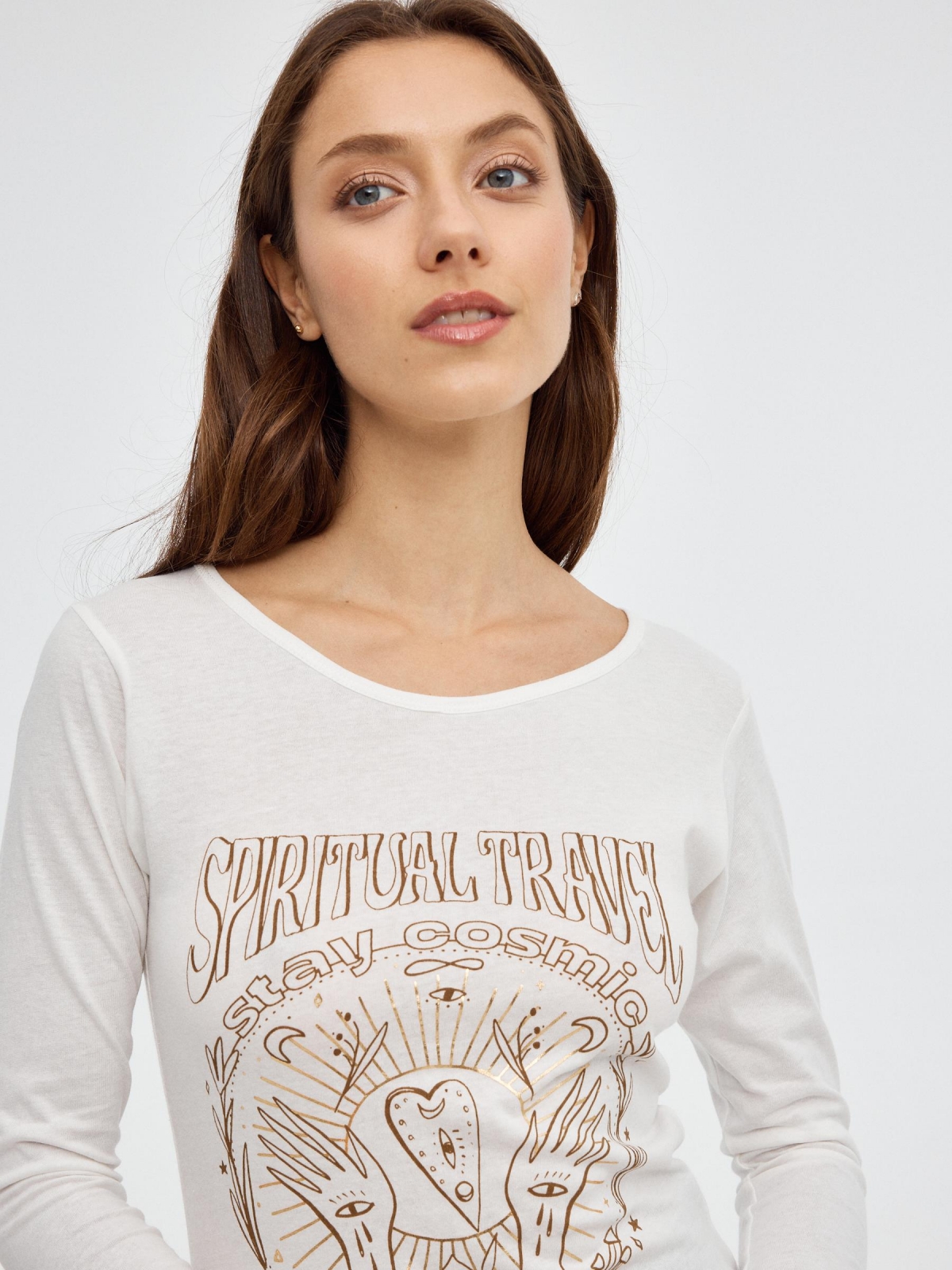 Camiseta Spiritual Travel blanco roto vista detalle