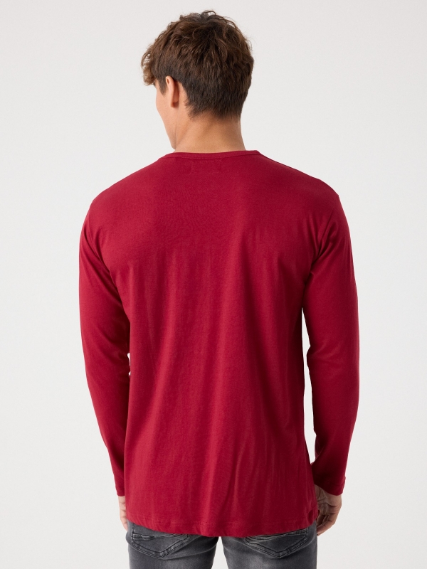 Camiseta básica con logo rojo vista media trasera